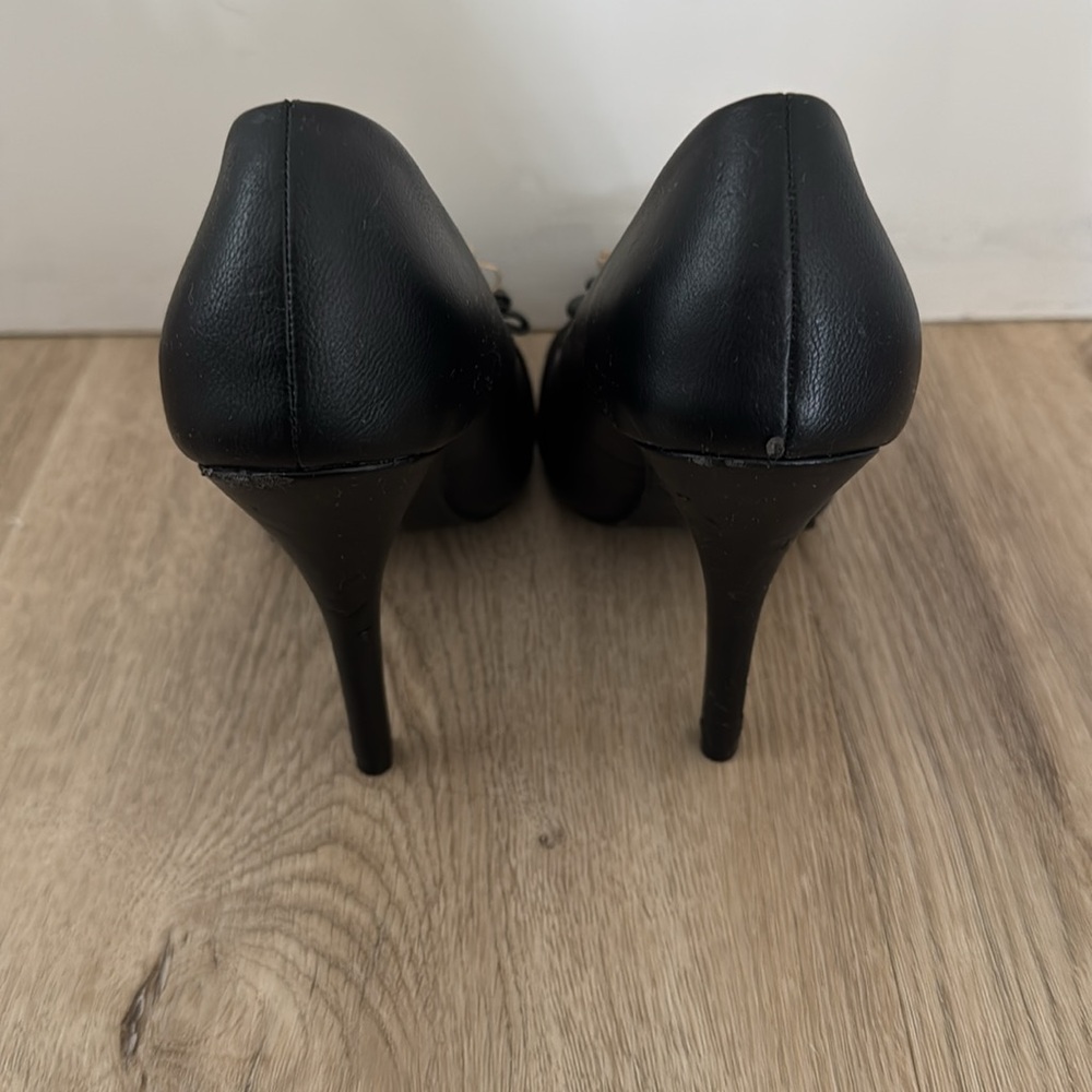 Women’s Black pointed toe heel with gold hardware! - Picture 3 of 5